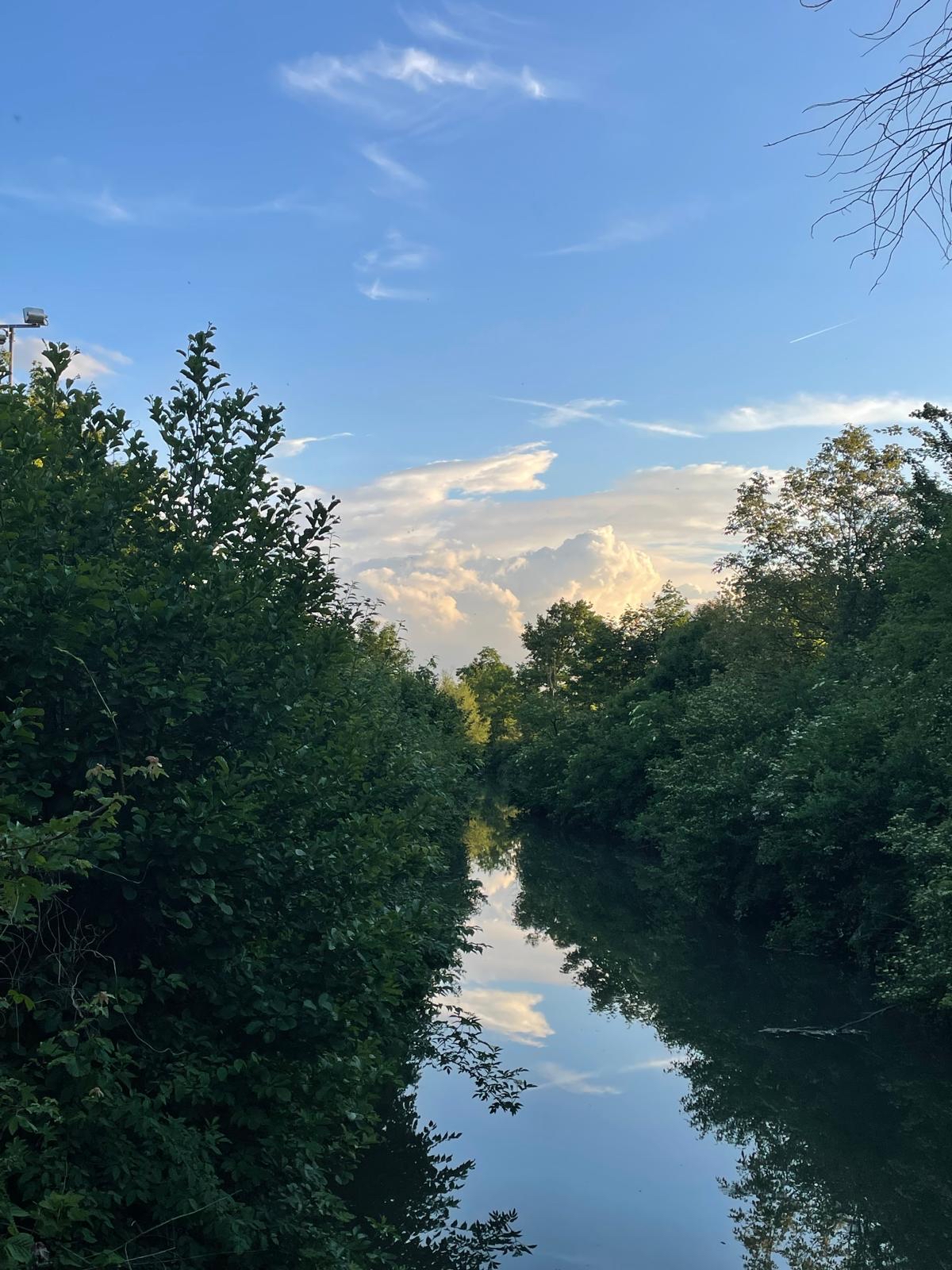 Fluß spiegelt en schönen Frühlingshimmel wieder